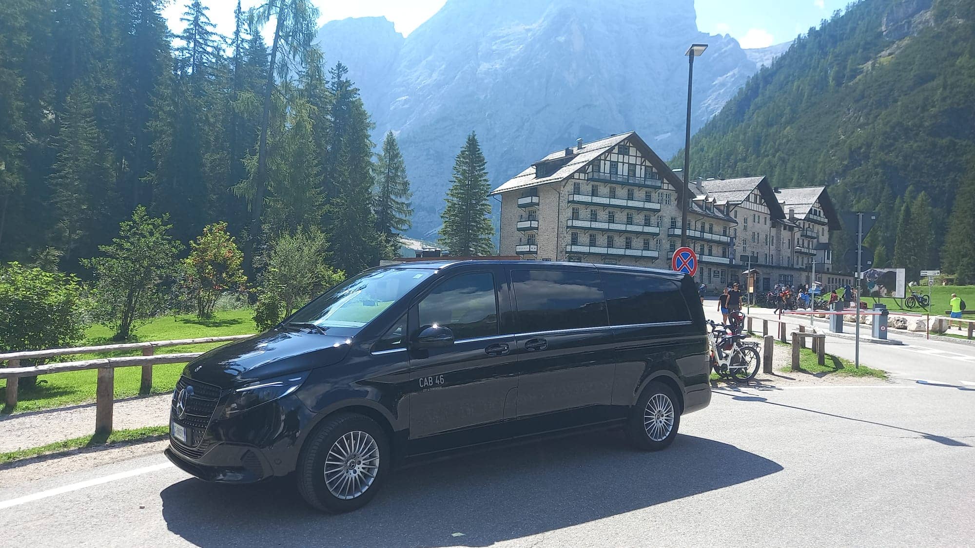 Mercedes Vito NCC con autista professionale – viaggi eleganti in Alto Adige